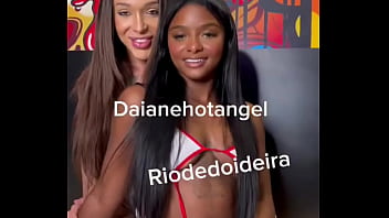 Eu e bonequinha brincamos gostoso