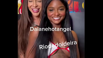 Eu e bonequinha brincamos gostoso