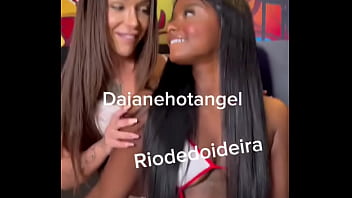 Eu e bonequinha brincamos gostoso