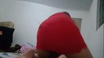 Gordinha sentando no brinquedo