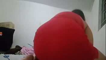 Gordinha sentando no brinquedo