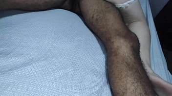 Fodendo a cadela submissa até ela gozar na boca do amante