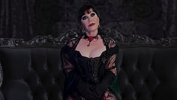 Mature gilf all in black gives an elegant masturbation performance