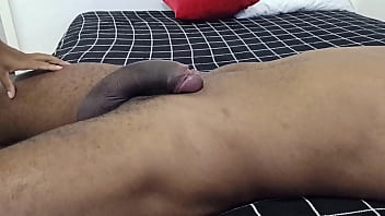 Não aguentei o amigo pauzudo e bati uma para ele