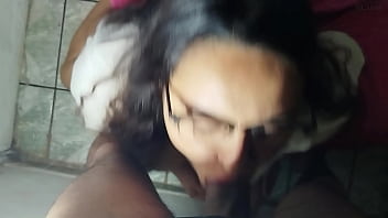 Fuck face nerd vagabunda tendo a boca fodida e recebendo porra na cara