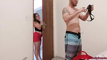 Milf madrasta sexy excitada depois de pegar seu enteado cheirando sua calcinha