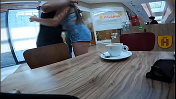 Ele passou e não acreditou que estava la andou várias e várias vezes para chegar e desenrolar um papo e no final conse