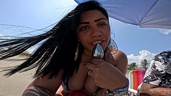 Fomos à praia e ela me s colocou um plug anal grande no cuzinho e me deixou louco de tesão