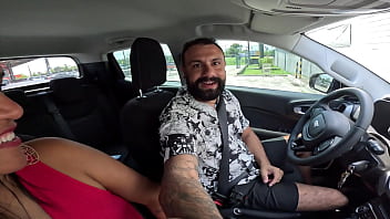 Fomos à praia e ela me s colocou um plug anal grande no cuzinho e me deixou louco de tesão