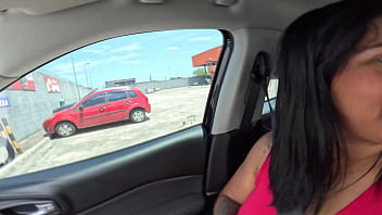 Fomos à praia e ela me s colocou um plug anal grande no cuzinho e me deixou louco de tesão