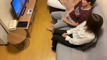 仕事終わった彼女をムラムラしたソファーでパコる変態彼氏