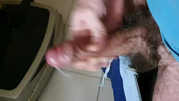 Solo en casa tocándome y casi me corro