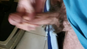 Solo en casa tocándome y casi me corro