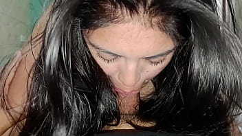 A mí vecina le gusta chupar el pene de cualquiera