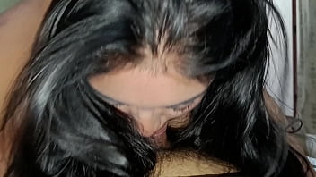 A mí vecina le gusta chupar el pene de cualquiera