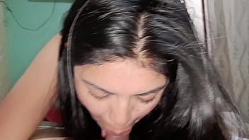 A mí vecina le gusta chupar el pene de cualquiera