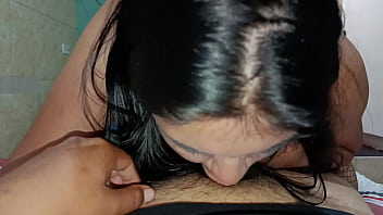 A mí vecina le gusta chupar el pene de cualquiera A mí vecina le gusta chupar el pene de cualquiera