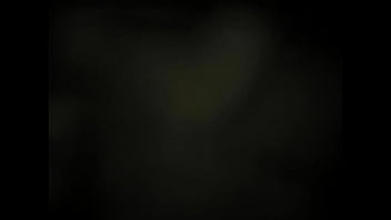 Mujer entregada al telefono