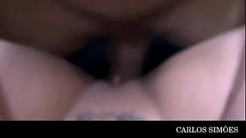 Morena gostosa fudendo com o namorado na sala