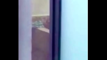 Milf desvistiendose espiada en la ducha Milf desvistiendose espiada en la ducha