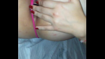 Se excita solita para que la penetren por todo lado