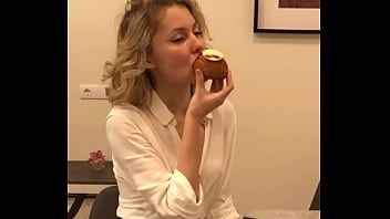 директриса поедает авокадо