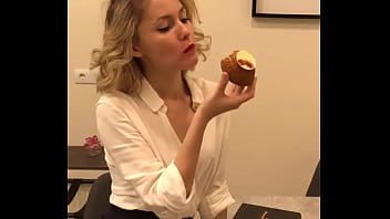 директриса поедает авокадо