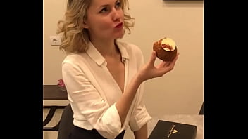 директриса поедает авокадо