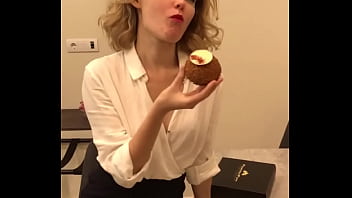 директриса поедает авокадо