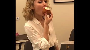 директриса поедает авокадо