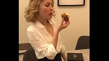 директриса поедает авокадо