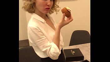 директриса поедает авокадо