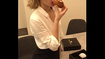 директриса поедает авокадо