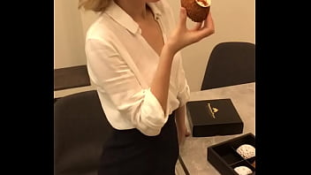 директриса поедает авокадо