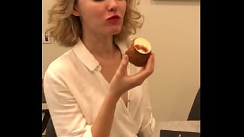 директриса поедает авокадо