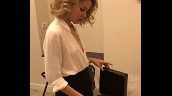 директриса поедает авокадо