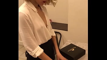 директриса поедает авокадо