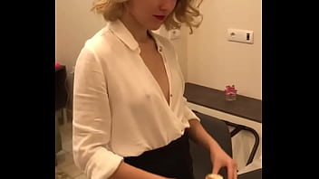 директриса поедает авокадо