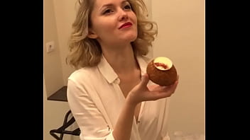 директриса поедает авокадо