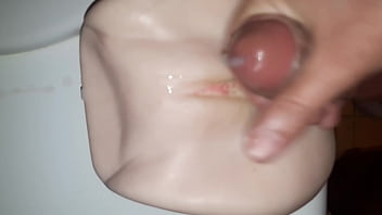 Baiser son jouet pour jouir en solo