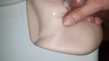 Baiser son jouet pour jouir en solo