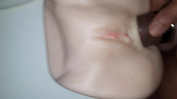 Baiser son jouet pour jouir en solo