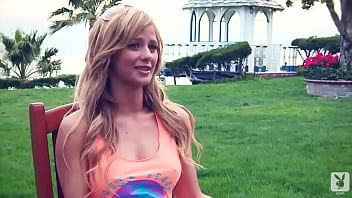 Wonderful babe showing of her body at the beach