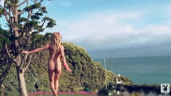 Wonderful babe showing of her body at the beach