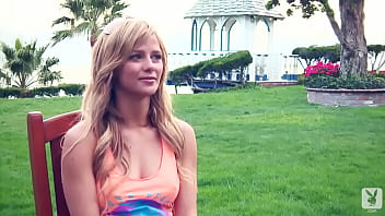 Wonderful babe showing of her body at the beach