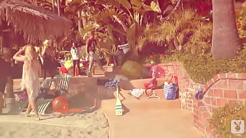 Wonderful babe showing of her body at the beach