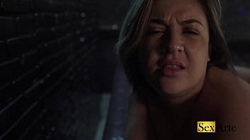 Milf loira rabuda adorou assistir porno com um pau preto enfiado na buceta