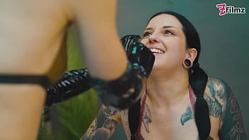 Goth wih big ass gets anal dominated in latex and fisted