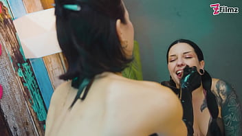 Goth wih big ass gets anal dominated in latex and fisted