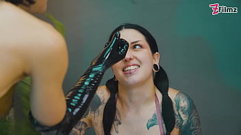 Goth wih big ass gets anal dominated in latex and fisted